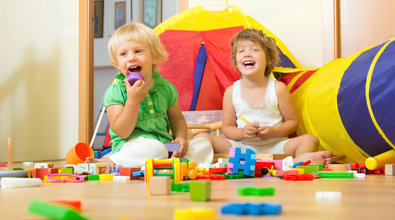 Crianças brincando com blocos educativos - Casinha da Maria